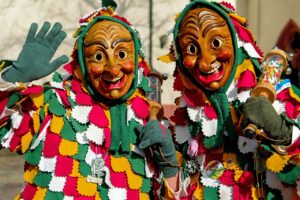 étudiant au carnaval pendant le défilé