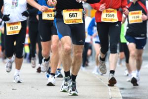 Personnes effectuant un marathon